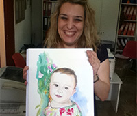Aleka avec l’aquarelle de son bébé Maria